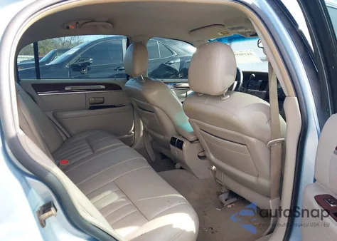 2005 Lincoln Town Car Signature z USA, uszkodzony, nr VIN 1LNHM81W15Y615184